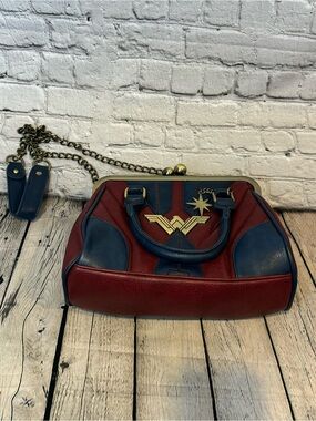Bioworld Wonder Woman Crossbody Purse